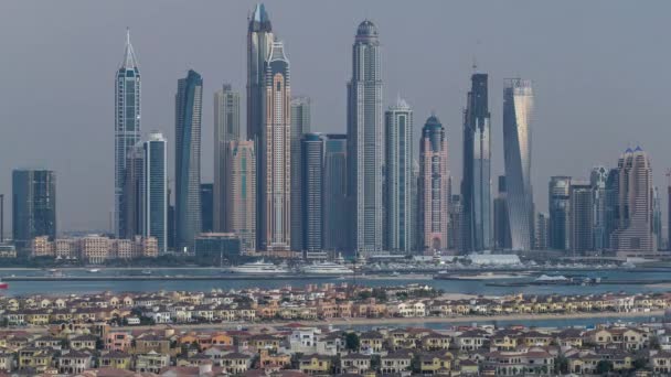 Dubai Marina horizonte día a noche timelapse como se ve desde arriba en Palm Jumeirah en Dubai, Emiratos Árabes Unidos. — Vídeo de stock