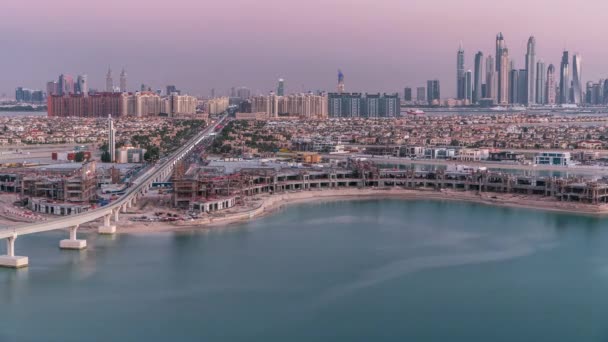 在阿拉伯联合酋长国迪拜，朱美拉棕榈岛的天际线夜以继日地流逝. — 图库视频影像
