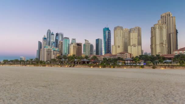 Grattacieli moderni giorno a notte timelapse in jumeirah beach residence a Dubai, JBR — Video Stock