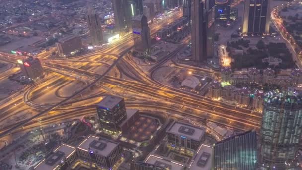 Dubai centrum van dag tot nacht overgang met stadsverlichting van boven timelapse — Stockvideo