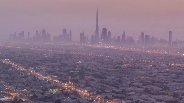 Skyline von Dubai vom Übergang von der Nacht zum Tag, VAE. Zeitraffer — Stockvideo