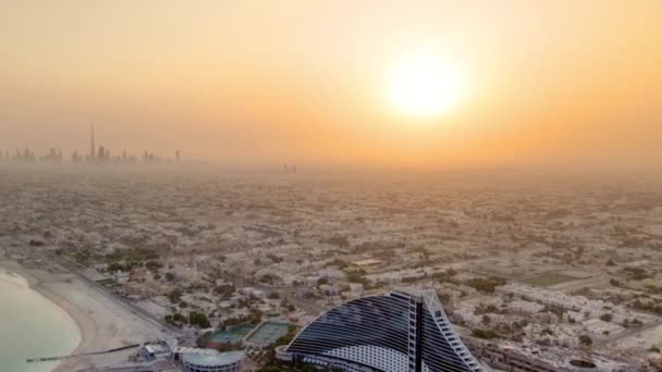 Zonsopgang. Luchtfoto van vliegerstrand vanaf helipad, Dubai, UAE timelapse — Stockvideo