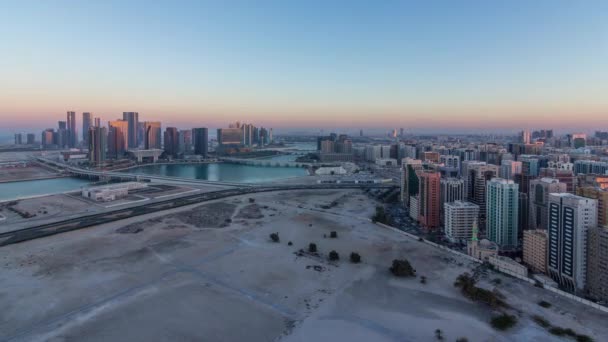 Luftaufnahme der Skyline des Stadtzentrums von Abu Dhabi von Tag auf Nacht — Stockvideo