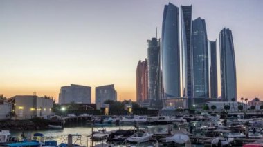 Al Bateen marinası Abu Dabi 'den gece saatine modern gökdelenler arka planda