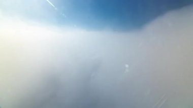 Abu Dabi 'nin caddesindeki yoğun sisin altında sabahları gökyüzü çizgileri.