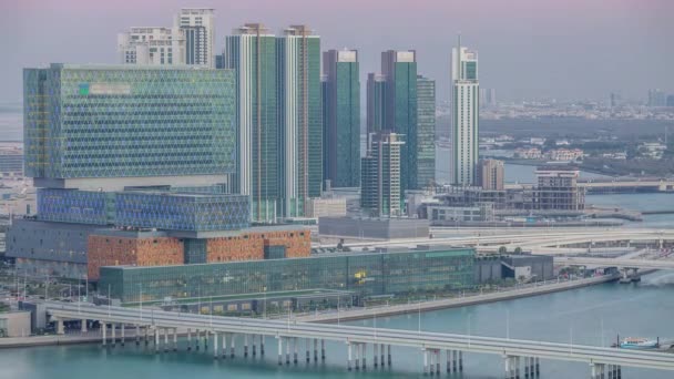 Lotnicza panorama centrum Abu Dhabi od góry dzień do noc timelapse — Wideo stockowe