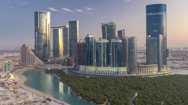 Gebouwen op het eiland Al Reem in Abu Dhabi van dag tot nacht. — Stockvideo