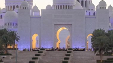 Şeyh Zayed 'in Abu Dabi' deki büyük camii. Gün batımından sonra gece gündüz.