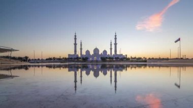 Şeyh Zayed 'in Abu Dabi' deki büyük camii. Gün batımından sonra gece gündüz.