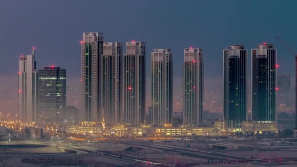 Edificios en la isla Al Reem en Abu Dhabi noche al día timelapse desde arriba. — Vídeo de stock
