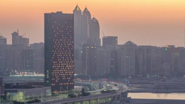 Edificios en la isla Al Reem en Abu Dhabi día a noche timelapse desde arriba. — Vídeo de stock