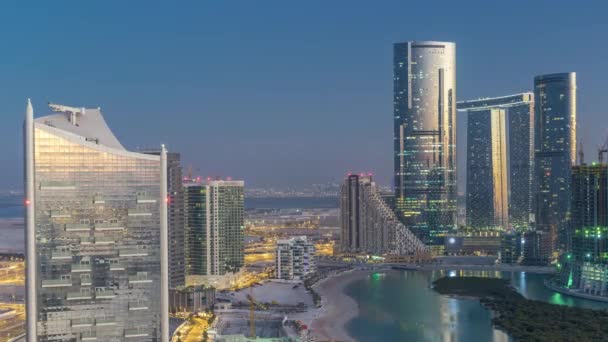 Budovy na ostrově Al Reem v Abu Dhabi ze dne na den. — Stock video