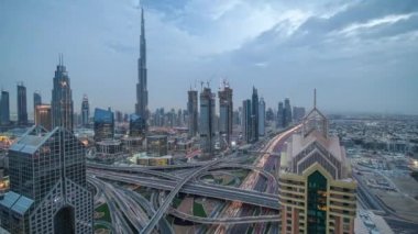 Modern gökdelenler ve yoğun gece otoyolları lüks Dubai şehrinde, Dubai 'de, Birleşik Arap Emirlikleri' nde günden geceye...