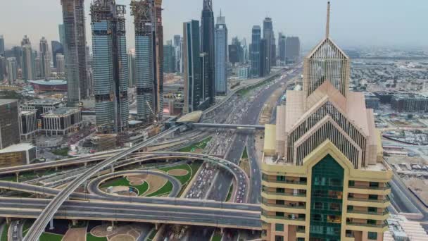 Moderne Wolkenkratzer und belebte Abendautobahnen im Zeitraffer von Tag zu Nacht in der luxuriösen Stadt Dubai, Dubai, Vereinigte Arabische Emirate — Stockvideo
