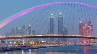 Dubai Su Kanalı üzerindeki yaya köprüsünden geceye, Birleşik Arap Emirlikleri