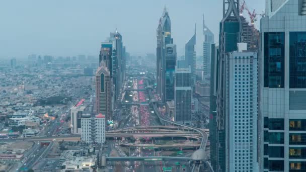 Dubai Sheikh Zayed Road dag till natt timelapse nära Dubai Downtown Closer Titta visar tätheten av dessa vägar — Stockvideo