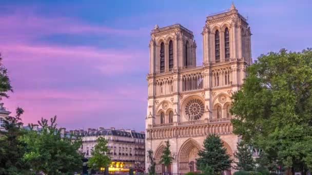 Πρόσοψη του Notre Dame De Paris καθεδρικό ναό μέρα με νύχτα timelapse μετά το ηλιοβασίλεμα. — Αρχείο Βίντεο