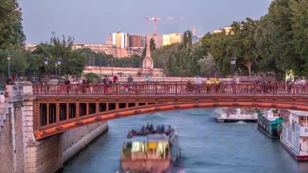 Река и мост рядом с собором Парижской Богоматери день и ночь после захода солнца. — стоковое видео