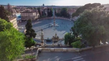 Büyük şehir meydanının havadan görünümü, Piazza del Popolo timelapse, Gün batımında Roma