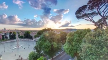 Büyük şehir meydanının havadan görünümü, Piazza del Popolo timelapse, Gün batımında Roma