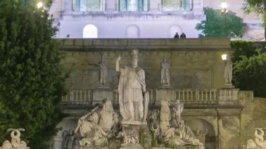 Arka planda Pincio terası ile Piazza del Popolo Dea Roma timelapse Çeşmesi