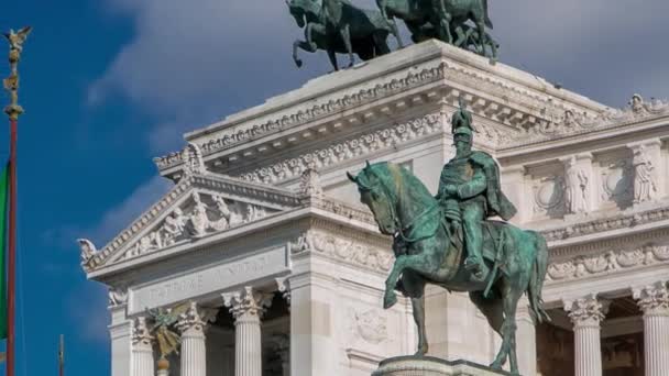 Римі, Італія. Знамениті Вітторіано з гігантськими кінними статуєю короля Вітторіо Емануеле II тімелас. — стокове відео