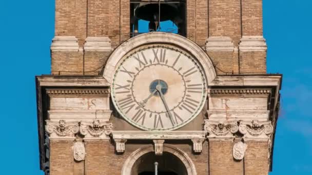 Torre del reloj en Neo museos clásicos edificios timelapse — Vídeos de Stock