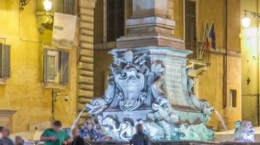 Gece ışığında Pantheon yakınlarındaki Rotonda meydanı ve Çeşme timelapse görünümü. Roma, İtalya