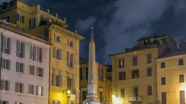 Gece ışığında Pantheon yakınlarındaki Rotonda meydanı ve Çeşme timelapse görünümü. Roma, İtalya