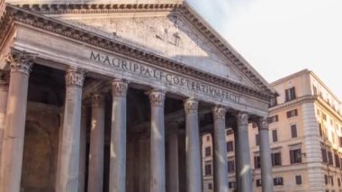 Turistler İtalya 'nın Roma kentinde Pantheon zaman atlamasını ziyaret ettiler.