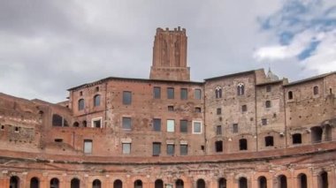 Roma, İtalya 'daki Via dei Fori Imperiali' de Trajans Pazarı 'nın zaman atlaması üzerine panoramik bir manzara