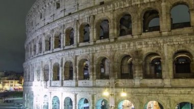 Roma, İtalya 'da gece vakti kolezyum aydınlanıyor.