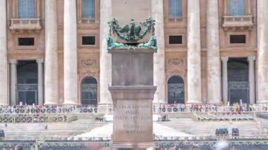 St. Peters Meydanı, Vatikan 'da Aziz Peters Bazilikası ve Mısır dikilitaşı bulunan turistlerle dolu.