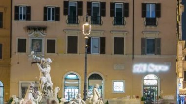 Navona Meydanı 'ndaki Moor Çeşmesi Roma, İtalya' da bir yaz gecesinde