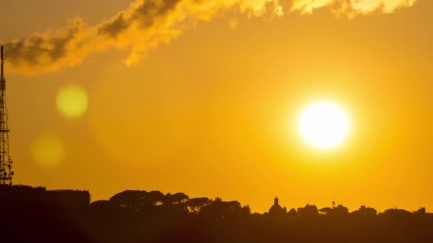 Róma naplementekor TimeLapse a tüzes gömb a nap csepegés alatt a horizont fölött a háztetők a történelmi épületek — Stock videók