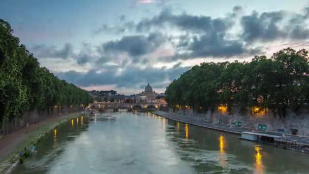 Basilica di San Pietro, Ponte di Sant'Angelo e Fiume Tevere dopo il tramonto da giorno a notte — Video Stock