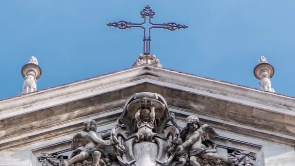 Top van de barokke kerk van Sint Ignatius van Loyola op Campus Martius timelapse hyperlapse in Rome, Italië — Stockvideo