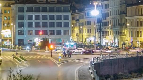 Plaza cerca del Coliseo iluminada en horario nocturno en Roma, Italia — Vídeos de Stock