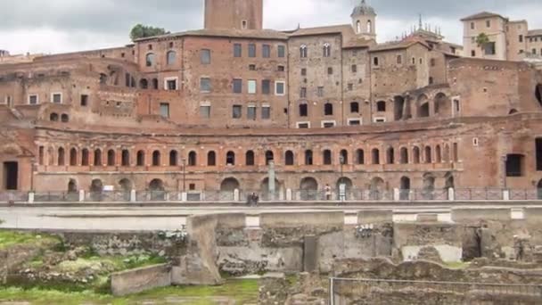 Panorámás kilátás a Trajans Market timelapse hiperlapszusára a Via dei Fori Imperialin, Rómában, Olaszországban — Stock videók