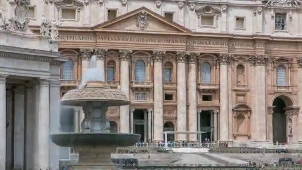 Fontein op St. Peters plein timelapse in Vaticaanstad. Piazza San Pietro en Basiliek — Stockvideo