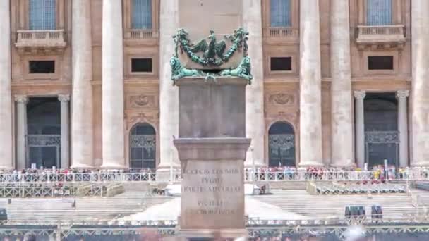 Praça de São Pedro cheia de turistas com a Basílica de São Pedro e o obelisco egípcio dentro da timelapse da Cidade do Vaticano — Vídeo de Stock