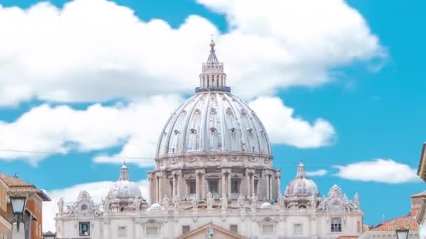 Vatikán időrendje: A Vatikánvárosi Szent Péter-bazilika látképe a Via della Conciliazione-ból, az egyeztetés útja. — Stock videók
