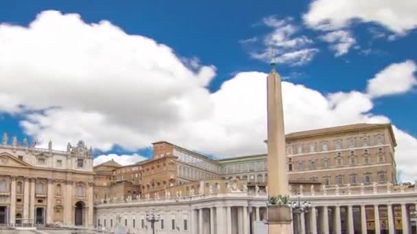 Πλατεία του Αγίου Πέτρου γεμάτη από τουρίστες με Βασιλική του Αγίου Πέτρου και τον αιγυπτιακό οβελίσκο εντός της πόλης του Βατικανού timelapse υπερχείλιση — Αρχείο Βίντεο