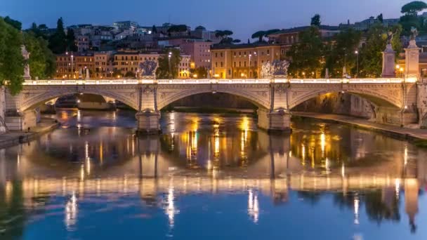 ポンテ・ヴィットリオ・エマヌエーレ2世は、イタリアのローマで昼と夜のタイムラプスの間の橋です。 — ストック動画