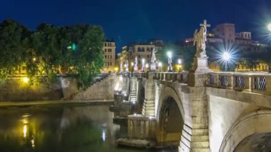 Çarpıcı Ponte SantAngelo Köprüsü zaman aşımına uğradı. Roma 'daki Tiber Nehri' ni geçti. SantAngelo Kalesi yakınlarındaki Tiber Nehri 'nden..
