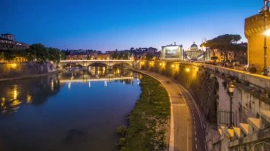 Ponte Vittorio Emanuele II, İtalya 'nın başkenti Roma' da Tiber 'de günden geceye köprüdür.