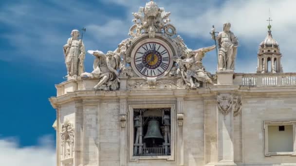 Uno degli orologi giganti sulla facciata timelapse San Pietro. — Video Stock