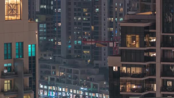 Παράθυρα σε ουρανοξύστη εξωτερικό κτίριο αργά το βράδυ με εσωτερικά φώτα στο timelapse — Αρχείο Βίντεο