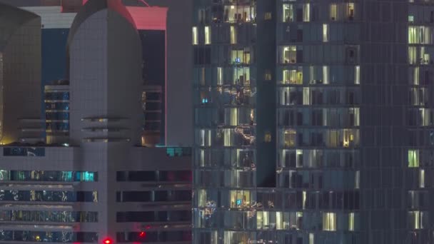 Ramen in hoogbouw exterieur in de late avond met interieur lichten op timelapse — Stockvideo