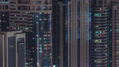 Gece geç saatlerde binanın dış tarafındaki pencereler zaman ayarlı olarak iç aydınlatmalı.